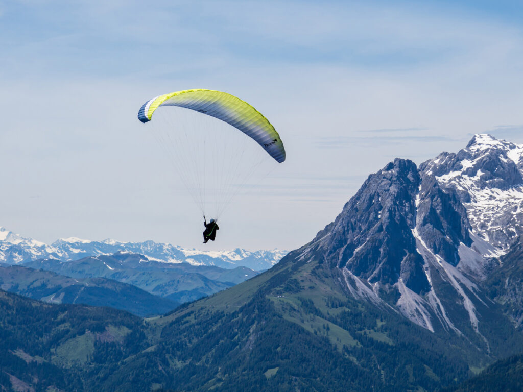 Ein Paraglider bei der Höhenausbildung