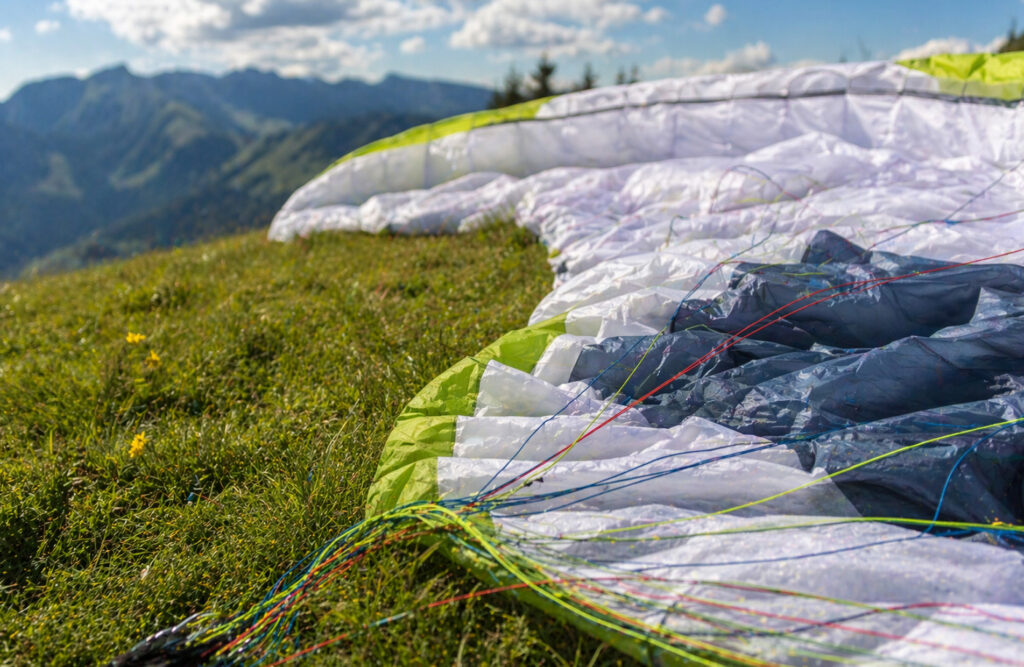 Ein Paraglideschirm auf der Wiese