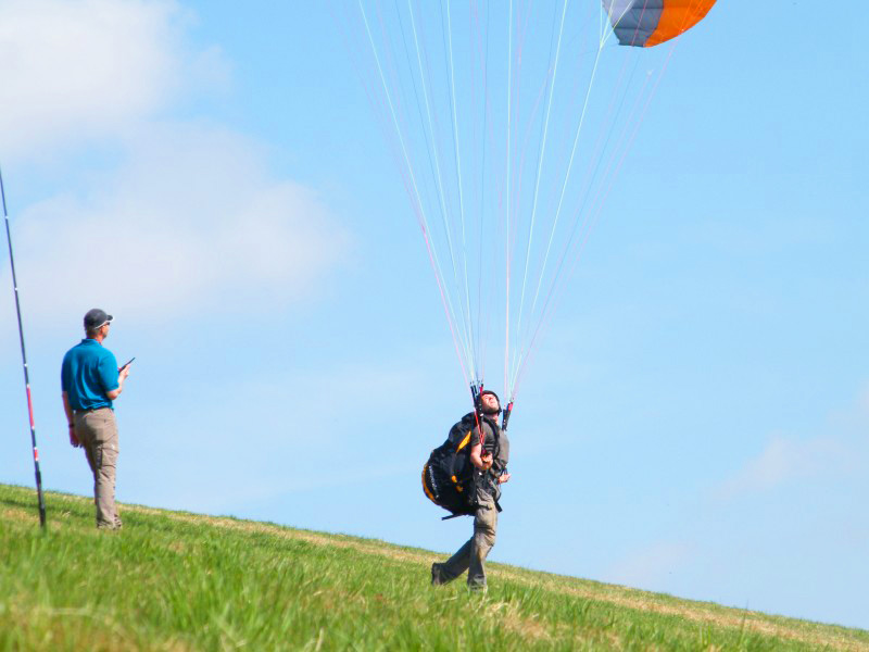 Ein Paraglider bei seiner Grundkursausbildung