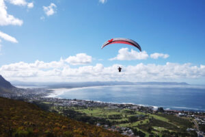 Paraglider über dem Ozean